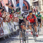 Nathan Haas celebra la victoria en la línea de meta de Lerma por delante de Jean Pierre Drucker.-SANTI OTERO