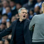 Mourinho protesta durante el partido ante Guardiola.-EPA / NIGEL RODDIS