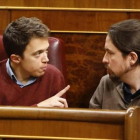 Errejón e Iglesias, en plena discusión en sus escaños del Congreso, ayer.-