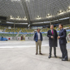 El alcalde, Javier Lacalle, recibió a su homólogo de Las Rozas, Javier de la Uz, para explicar la transformación del Coliseum.-ISRAEL L. MURILLO