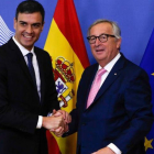 Pedro Sánchez y Jean-Claude Juncker, en un encuentro en junio del 2018.-ARIS OIKONOMOU (AFP)