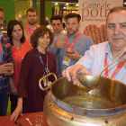 Jesús Chomón reparte las raciones del guiso elaborado en la olla ferroviaria-ECB