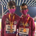 Adrián Delgado y Marcos Vaquerizo posan con sus medallas. ECB