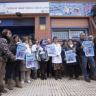 La plataforma vecinal colocó ayer una pancarta reivindicativa en la fachada del ambulatorio García Lorca.-RAÚL OCHOA