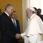 El papa Francisco saluda al presidente turco Erdogan a su llegada al Vaticano.-KAYHAN OZER / AP