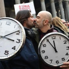 Una pareja con dos grandes relojes en la manifestación de Roma.-AFP / ALBERTO PIZZOLI