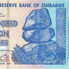 Billete de 100 trillones de dólares de Zimbabue.-