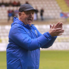 Manix Mandiola aplaude a sus jugadores durante un partido-Raúl G. Ochoa