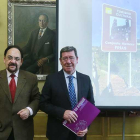 Rico (dch.) y Guerra (izq.) tras la presentación de las nuevas señales que remarcan 84 enclaves provinciales.-R. G. O.