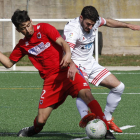 Sergio pelea un balón con un zaguero del Numancia B-Santi Otero