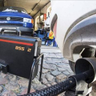 Un dispositivo mide las emisiones de un vehículo de Volkswagen, en Fráncfort del Oder.-EFE / PATRICK PLEUL