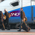 Unos pasajeros del TGV descienden de su tren en la estación parisina de Gare de Lyon, el pasado jueves.-EFE / YOAN VALART