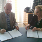 Raúl Martín y Celina Matías, durante la firma del convenio.-ecb