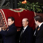 Los familiares de Franco trasladan el féretro.-EFE / MARISCAL