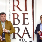 Enrique Pascual (i), presidente de Ribera del Duero, y Miguel Sanz, director general, ayer tras desvelar la nueva imagen corporativa de la Denominación de Origen.-ICAL