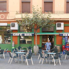 El bar Gema, entre otros, tiene siete días para retirar la terraza.-L.V.