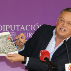 Rodríguez aclaró «que el punto a arreglar está en la otra punta de la calle donde Delgado regenta un establecimiento.-ECB