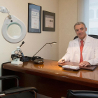 El doctor Zabalegui en su despacho de la clínica SwanSea en Burgos.-RAÚL G. OCHOA