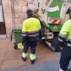 Recogida de basuras puerta a puerta en el centro de Burgos. L. G. L.