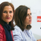 Esther Peña (derecha) junto a María Luz Martínez Seijo. TOMÁS ALONSO