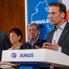 El presidente del PP de Burgos, Borja Suárez, hablando sobre la salida de Carolina Blasco. SANTI OTERO