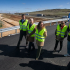 La consejera de Movilidad, María González, visita las obras del ramal ferroviario que conectará el puerto seco de Villafría con la fábrica de Kronospan. TOMÁS ALONSO