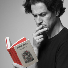 El escritor y cineasta Rodrigo Cortés, con un ejemplar de 'Verbolario'. IRENE MEDINA