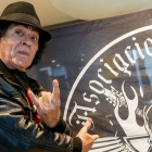 Mariskal Romero posa junto a la bandera de Burgos Heavy Metal. SANTI OTERO