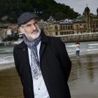 El escritor Fernando Aramburu, en la playa de la Concha de San Sebastián.