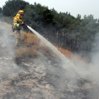 Un bombero sofocando el fuego en una imagen de archivo. - E.M.