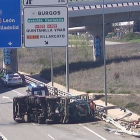 Vuelco de un camión en la circunvalación de Burgos. REDES SOCIALES