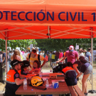 Miembros de Protección Civil atienden a dos personas en El Parral. PC
