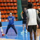 Ocampo repasa con sus jugadores diferentes sistemas defensivos durante un entrenamiento. SANTIOTERO