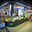 Puestos del Mercado de Gamonal, en el G-9, tras la remodelación de las instalaciones.