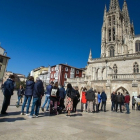 Turistas haciendo cola para entrar en la Catedral de Burgos.