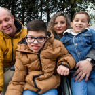 Martín y su familia en el Parque Félix Rodríguez de la Fuente. TOMÁS ALONSO