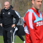 El técnico blanquinegro durante un entrenamiento en Castañares. TOMÁS ALONSO