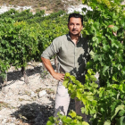 Alfonso Velasco, de Bodegas El Inicio, posa en uno de sus viñedos en Ribera del Duero. ECB