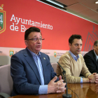Rodrigo Santidrián, Daniel de la Rosa y Miguel Ángel Benavente, durante la presentación del nuevo convenio de patrocinio del Burgos CF. TOMÁS ALONSO