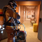 Un bombero interviene en el interior de la residencia. BOMBEROS DE BURGOS