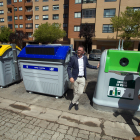 El concejal de Medio Ambiente y el alcalde muestran los nuevos contenedores de la ciudad. TOMÁS ALONSO