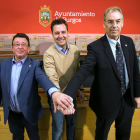 Rodrigo Santidrián, Daniel de la Rosa y Miguel Ángel Benavente tras renovar el acuerdo. TOMÁS ALONSO