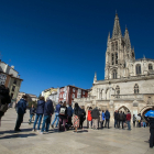 Cola de turistas en la Catedral de Burgos el último día de Semana Santa del año pasado. TOMÁS ALONSO