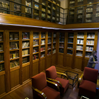 La Biblioteca Histórica del Instituto Cardenal López de Mendoza se distribuye en 100 metros cuadrados y dos plantas donde conservan 1.500 piezas que son historia de la evolución de la enseñanza. TOMÁS ALONSO