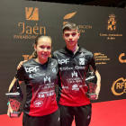 María y Daniel Berzosa posan con el trofeo en Jaén. ECB