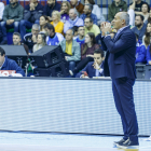 Curro Segura da instrucciones durante un partido del Hereda San Pablo Burgos. SANTI OTERO