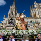 El paso de Jesús con la Borriquilla a hombros de la banda de integrantes de la Cofradía de la Coronación de Espinas y Cristo Rey con la Catedral de Burgos de fondo. TOMÁS ALONSO