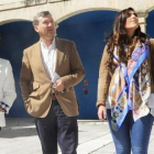 Mari Cruz Hernaiz a la izquierda de Javier Lacalle y junto a la concejal Andrea Ballesteros. ECB