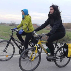 Ana Santidrián y Edurne Caballero, de Biela y Tierra, en bicicleta.
