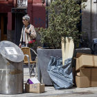 Residuos abandonados en las cercanías de los contenedores soterrados en una calle de Burgos.